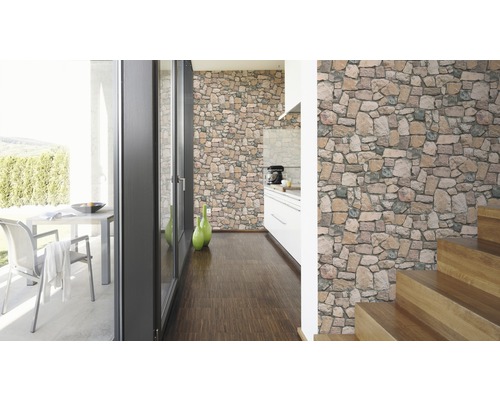 Wohnraum mit Steinwandtapete, Holzboden und Außenterrasse