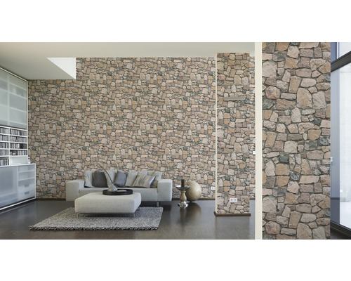 Wohnzimmer mit Steinmauer-Tapete, Sofa und Teppich.