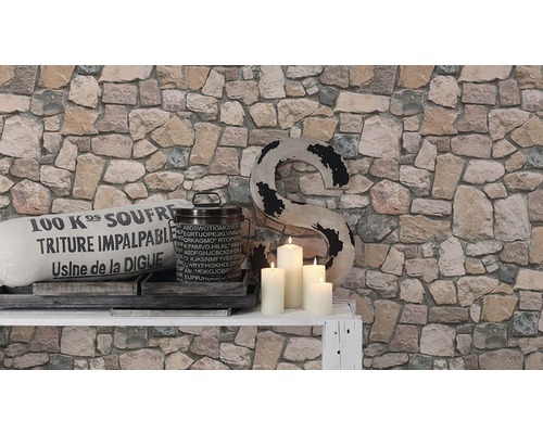 Dekorative Wandgestaltung mit Steinmustertapete und weißen Kerzen