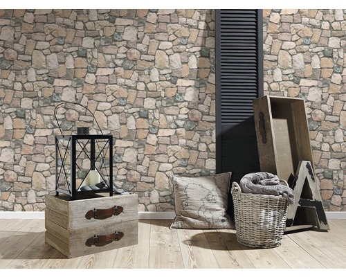 Dekoratives Wohnambiente mit Steintapete, Laterne und Holzkisten
