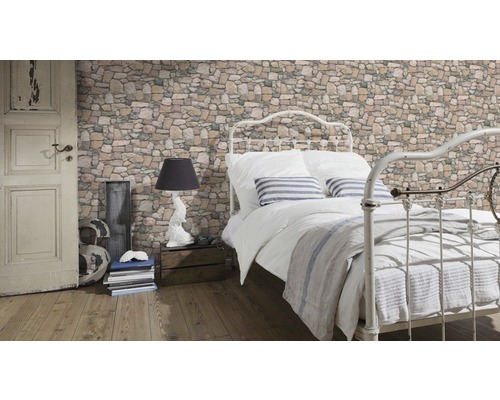 Schlafzimmer mit Bett, Lampe und Mauerwerk Tapete