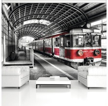 Fototapete mit Zug am Bahnsteig im Schwarz-Weiß-Stil mit roten Akzenten