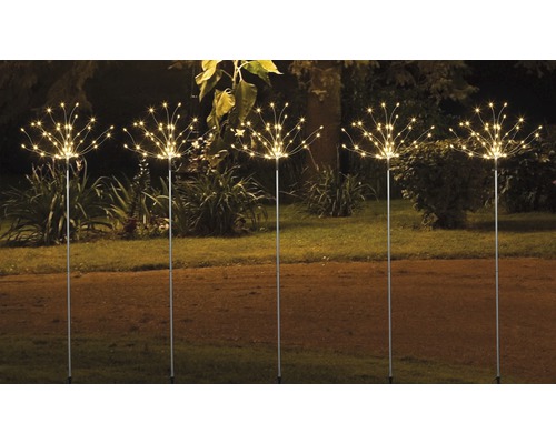 Mehrere Gartenstecker mit warmweißen LEDs im Außenbereich