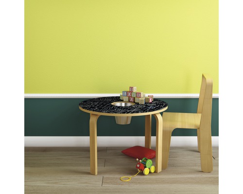 Kindertisch mit Stuhl, Spielzeugblöcken und Spielzeugeisenbahn im Kinderzimmer