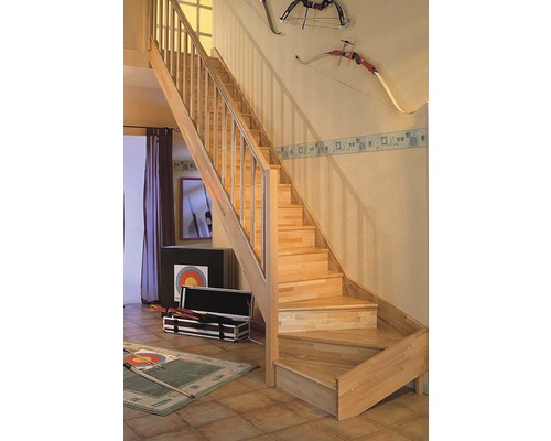 Holztreppe mit Geländer im Wohnbereich