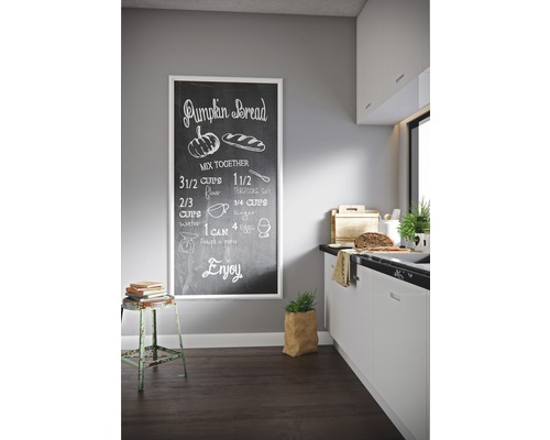 Helle Küche mit einer Kreidetafel mit einem Rezept für Kürbisbrot an der Wand