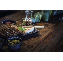 Brot, Käse und Oliven auf einem Holztisch
