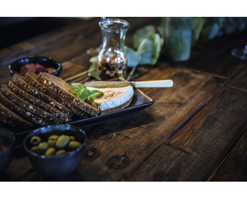 Brot, Käse und Oliven auf einem Holztisch
