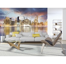 Wohnzimmer mit New York Skyline Tapete, Sofa, Sessel und Couchtisch