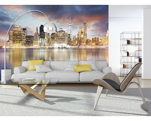 Wohnzimmer mit New York Skyline Tapete, Sofa, Sessel und Couchtisch