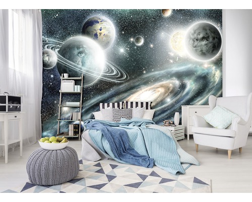 Schlafzimmer mit Fototapete mit Weltraummotiv, Bett und weißen Möbeln