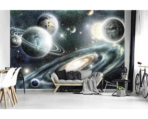 Raum mit Fototapete mit Weltraummotiv, Sofa und Stühlen