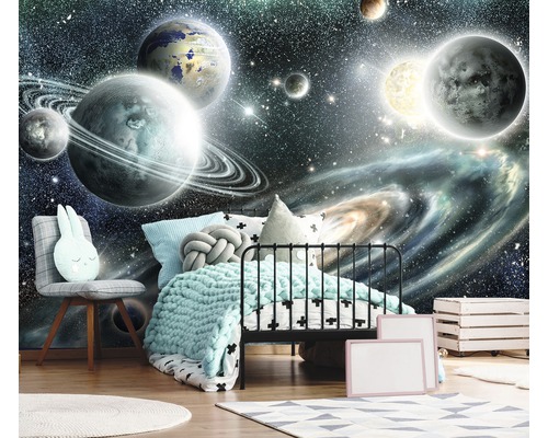 Kinderzimmer mit Weltraumtapete, Bett, Stuhl und Dekoration