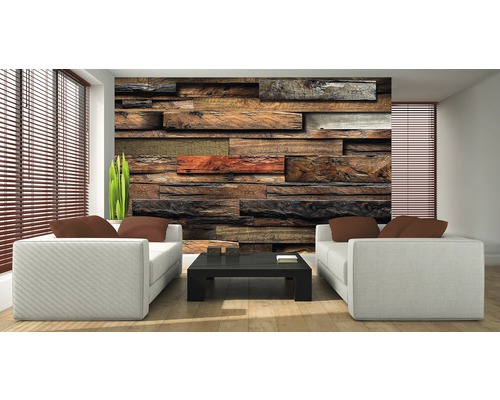 Wohnzimmer mit Holzpaneelwand, weißen Sofas, braunen Kissen und schwarzem Couchtisch.