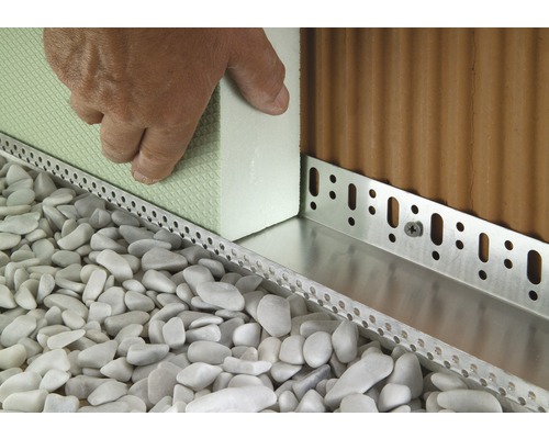 Detailansicht einer Fassadendämmung mit Dämmstoff, Anputzleiste und Kiesstreifen