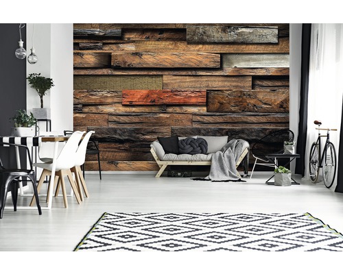 Wohnzimmer mit Fototapete in Holzoptik, Sofa und Teppich