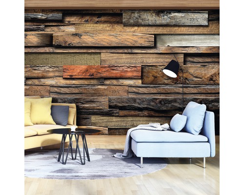 Wohnzimmer mit Holzwand, Sofa, Sessel, Tisch und Stehlampe