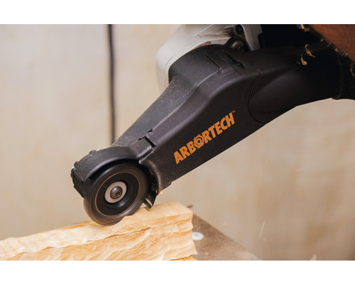 Arbortech Holzfräse im Einsatz an einem Werkstück