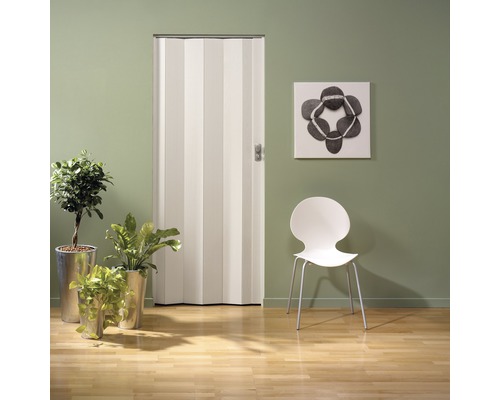 Zimmer mit Falttür, Stuhl und Pflanzen