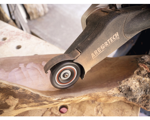 Arbortech Logo. Fräse bearbeitet Holz.