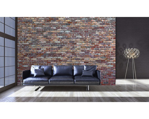 Wohnzimmer mit Ledersofa, Backsteinmauer und Stehlampe