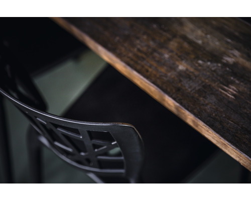 Detailansicht eines Stuhls und einer Holzplatte