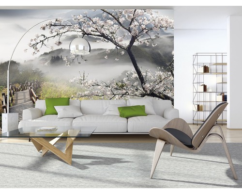 Wohnzimmer mit Fototapete, die eine Landschaft mit Baum und Brücke zeigt