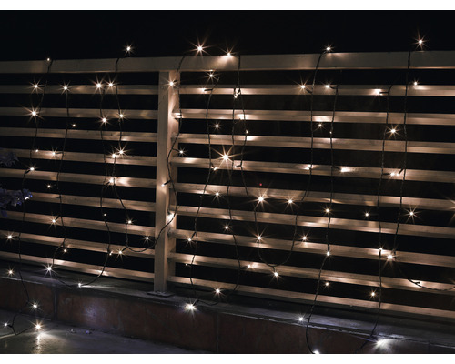 Dekorative Lichterkette mit herabhängenden Strängen an einem Geländer