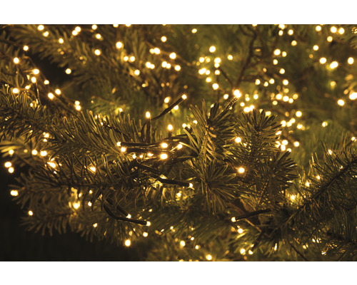 Lichterkette mit warmweißen Lichtern auf einem Weihnachtsbaum