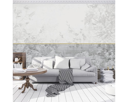 Wohnzimmer mit floraler Vliestapete, Sofa und Holztisch