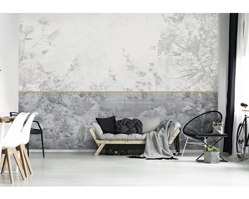 Wohnzimmer mit floraler Fototapete und hellen Möbeln