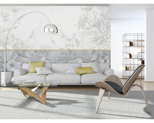 Wohnzimmer mit Sofa, Sessel, Tisch und Fototapete