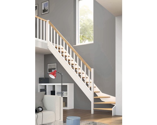 Raumansicht mit einer Treppe mit Holzstufen und weißem Geländer