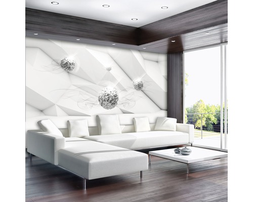 Helles Wohnzimmer mit modernem Wandbild und weißer Couchgarnitur.