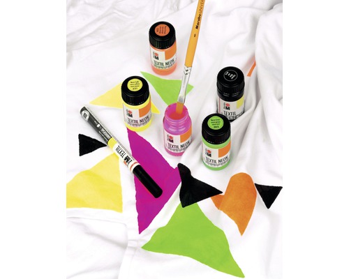 Neon Textilfarben und ein Textilstift auf einem weißen Stoff