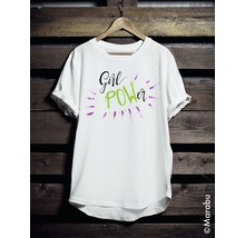 T-Shirt mit dem Aufdruck Girl Power auf einem Kleiderbügel vor einer Holzwand