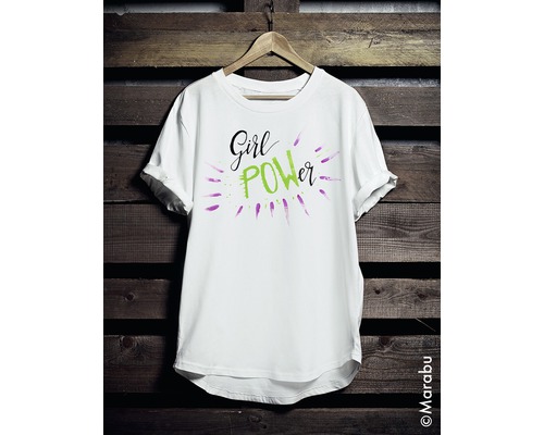 T-Shirt mit dem Aufdruck Girl Power auf einem Kleiderbügel vor einer Holzwand