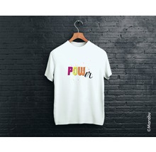Weißes T-Shirt mit dem Aufdruck Power auf einem Kleiderbügel vor einer Backsteinmauer