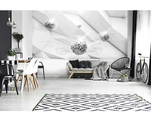 Wohnzimmer mit geometrischer Tapete, Sofa, Stühlen und Teppich