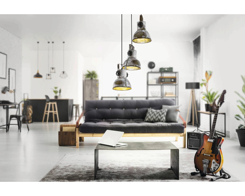 Wohnzimmer mit einer grauen Couch, einem Tisch, einer Gitarre und einer Hängelampe