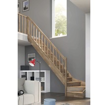 Holztreppe in einem hellen Wohnraum mit Treppengeländer.