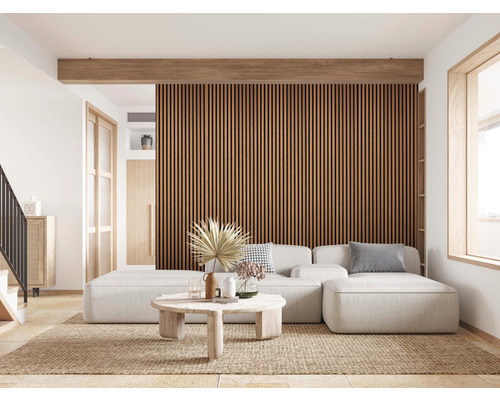 Helles Wohnzimmer mit Holzpaneelwand, Sofa und Teppich für eine warme Atmosphäre.