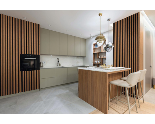 Helle Küche mit Kücheninsel, Barhockern, Küchenschränken und Wandpaneelen