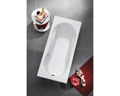 Aufnahme von oben einer rechteckigen Badewanne mit Badaccessoires