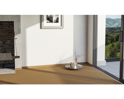 Heller Raum mit Holzfußboden, Kamin und Zugang zum Balkon