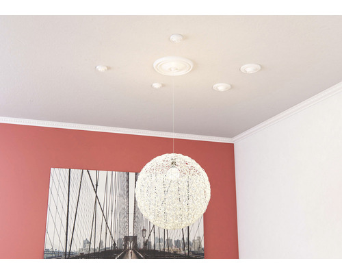 Raumansicht mit Deckenleisten, Deckenrosette und Kugel-Pendelleuchte