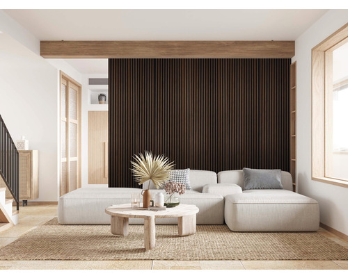 Wohnzimmer mit Sofa, Couchtisch und Holzpaneelwand