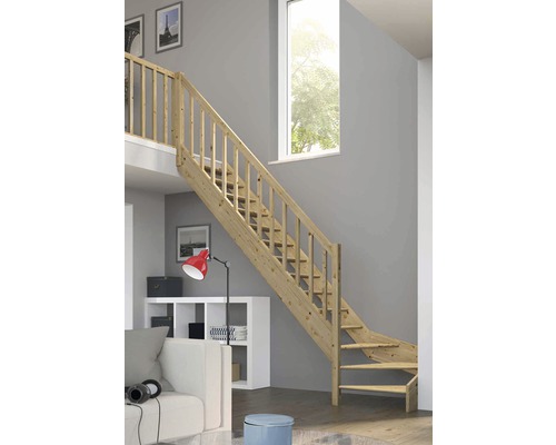 Holztreppe im Wohnraum mit Fenster