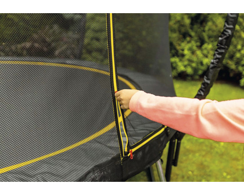 Detailaufnahme eines Trampolinsicherheitsnetzes mit Reißverschluss