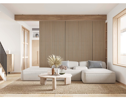 Wohnzimmer mit modularem Sofa, Couchtisch und Wandpaneelen